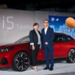 BMW總代理汎德於6/6日正式發表全新BMW i5 Touring純電豪華旅行車，導入i5 eDrive40 Touring M Sport與i5 M60 xDrive Touring兩款動力，融合動感氣息、靈活空間與優雅品味，為眾人獻上對手無可比擬的數位創新與風範獨具，建議售價為新台幣339萬元與495萬元。(圖片提供：汎德)